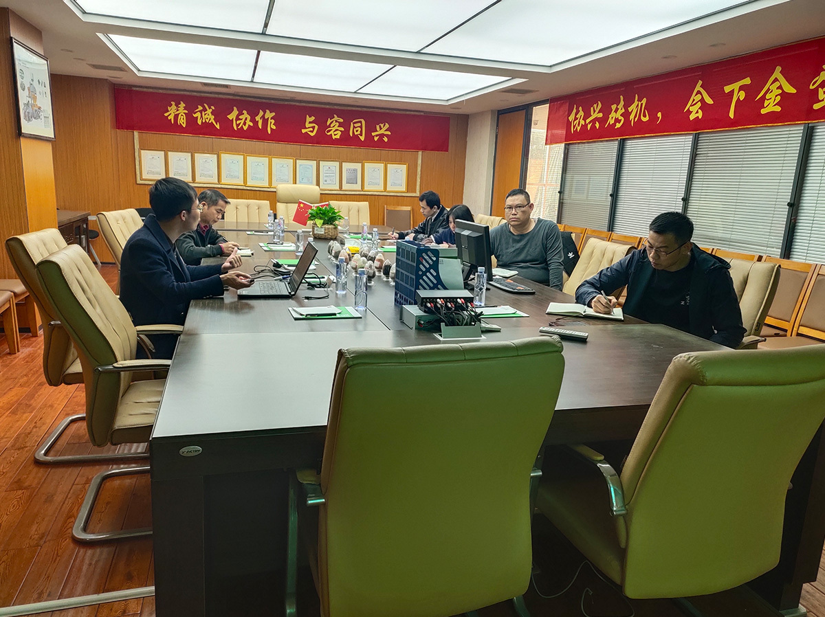 機器(qi)，電力(li)，液壓(ya)都結(jie)合在(zai)一起(qi)，并由(you)PLC控制(zhi)，并具(ju)有可(ke)選的(de)鎖定(ding)密碼(ma)，以保(bao)護安(an)全運(yun)行